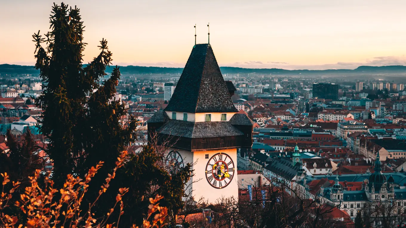 Blick vom Schloßberg über die Grazer Altstadt mit dem Uhrturm bei Sonnenuntergang
